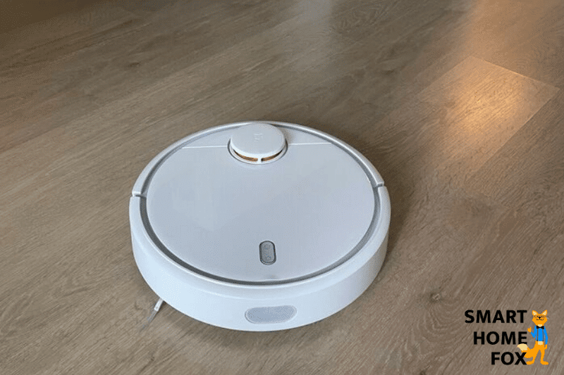 Робот-пылесос Xiaomi Mi на белом фоне